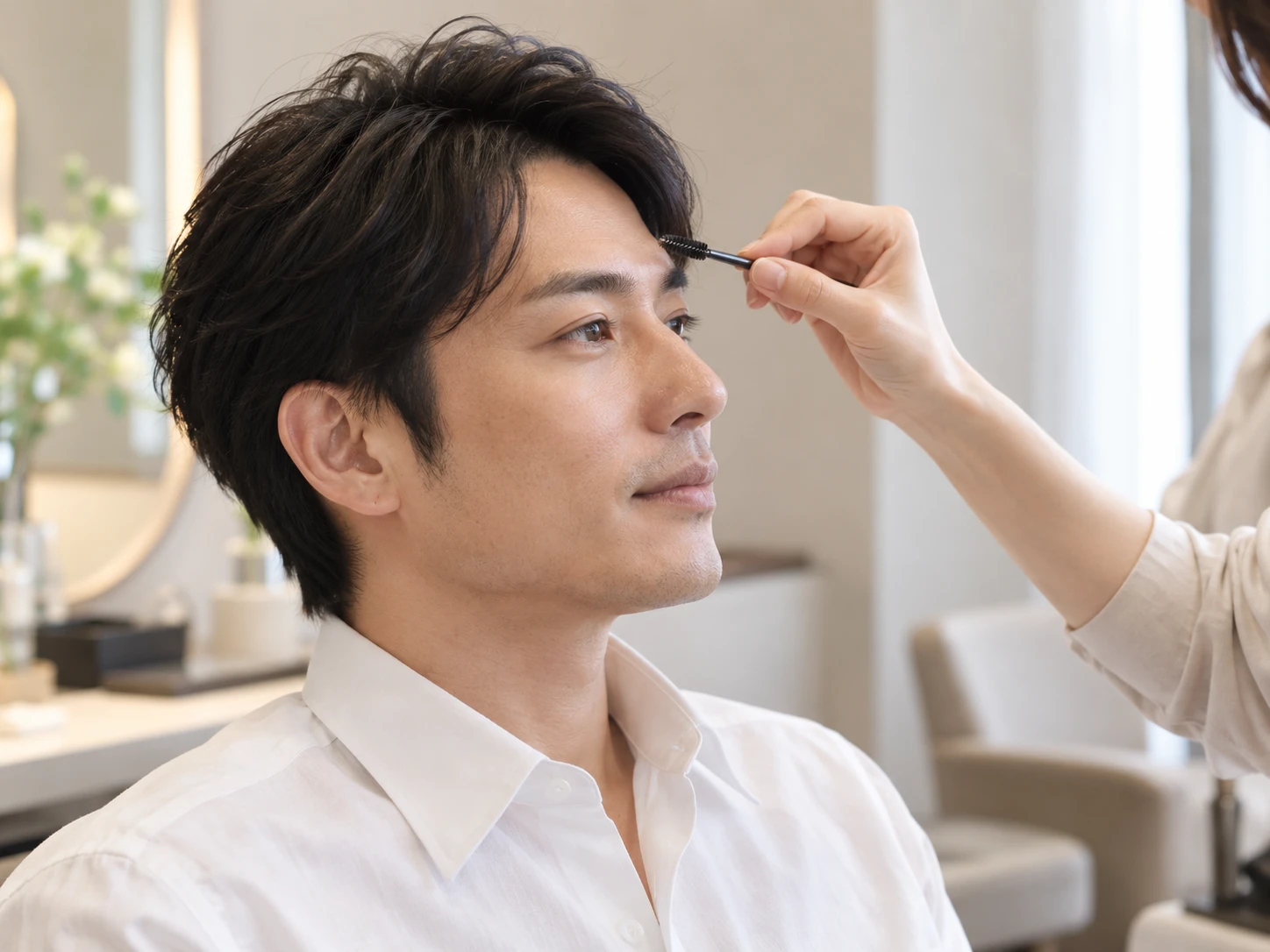 自然な眉の整え方を学ぶ男性のイメージ