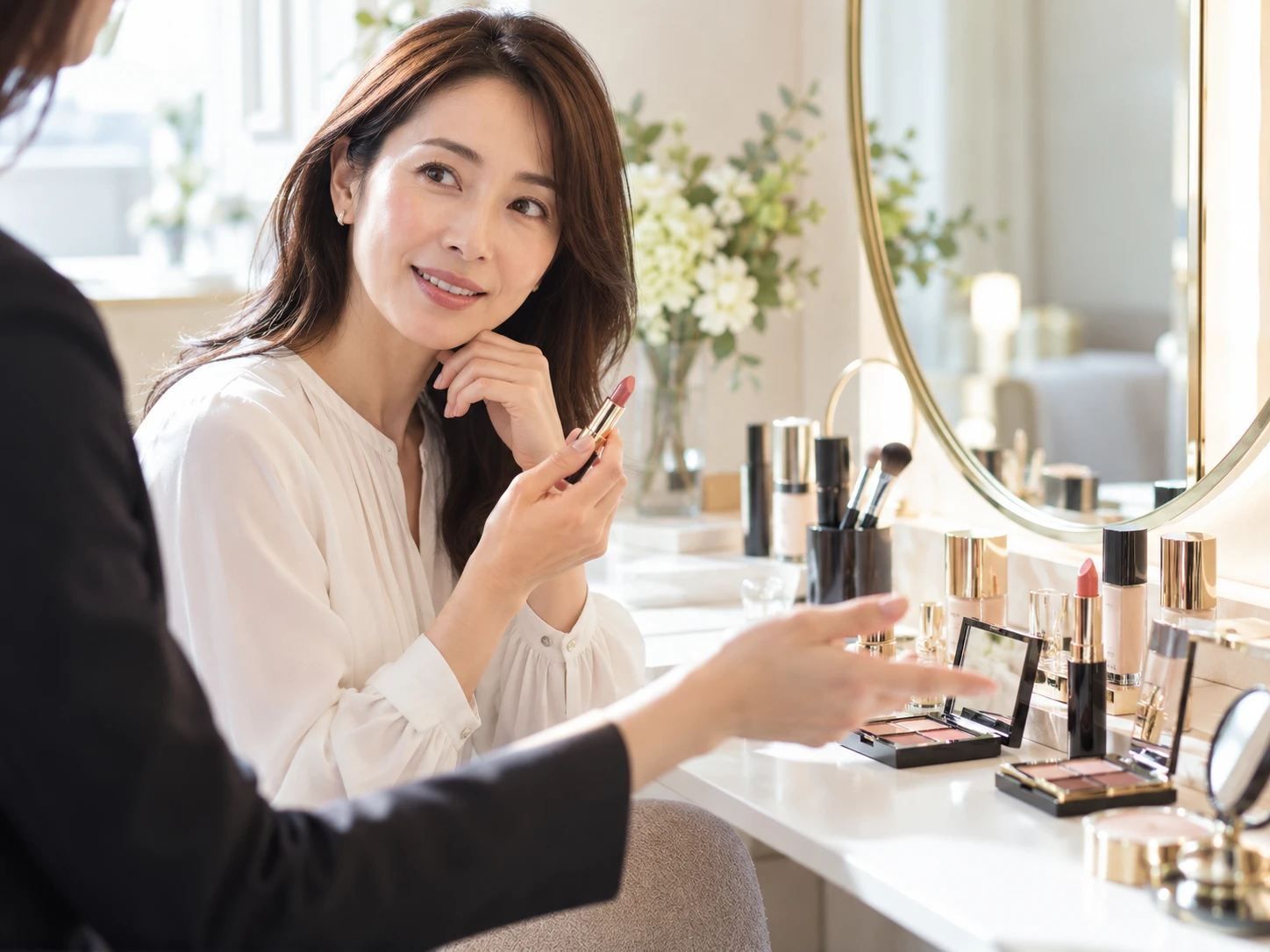 似合うコスメを相談する女性のイメージ